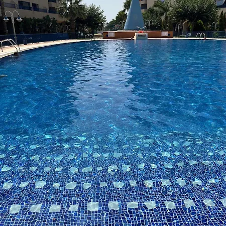 Daire Beachfront Family With Pool